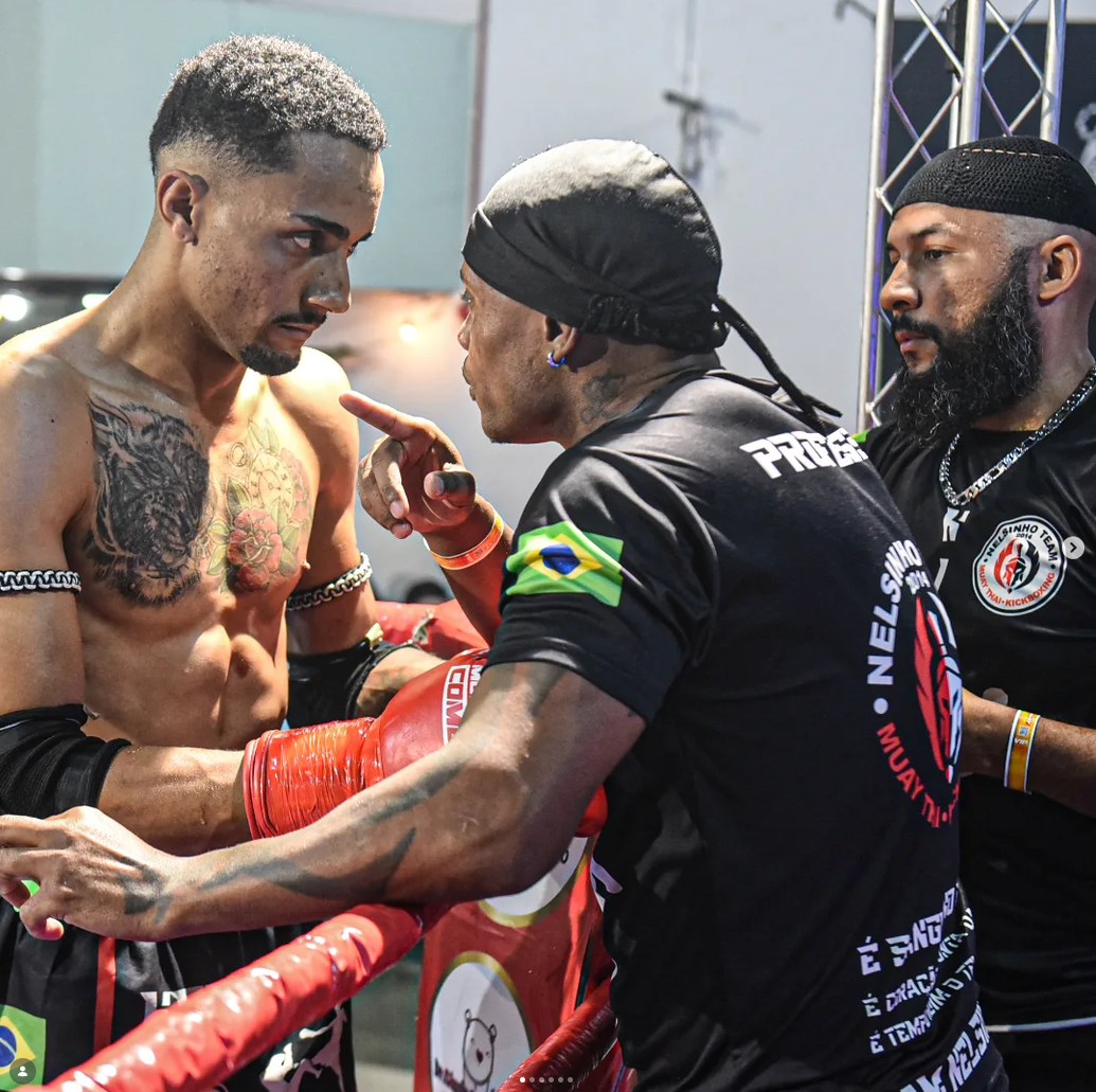 Prof. Nélsinho no corner orientando atleta da NT Fight durante luta oficial