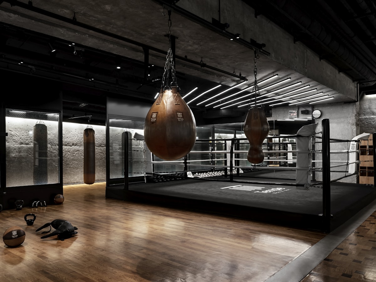 Ringue de boxe com um par de luvas penduradas