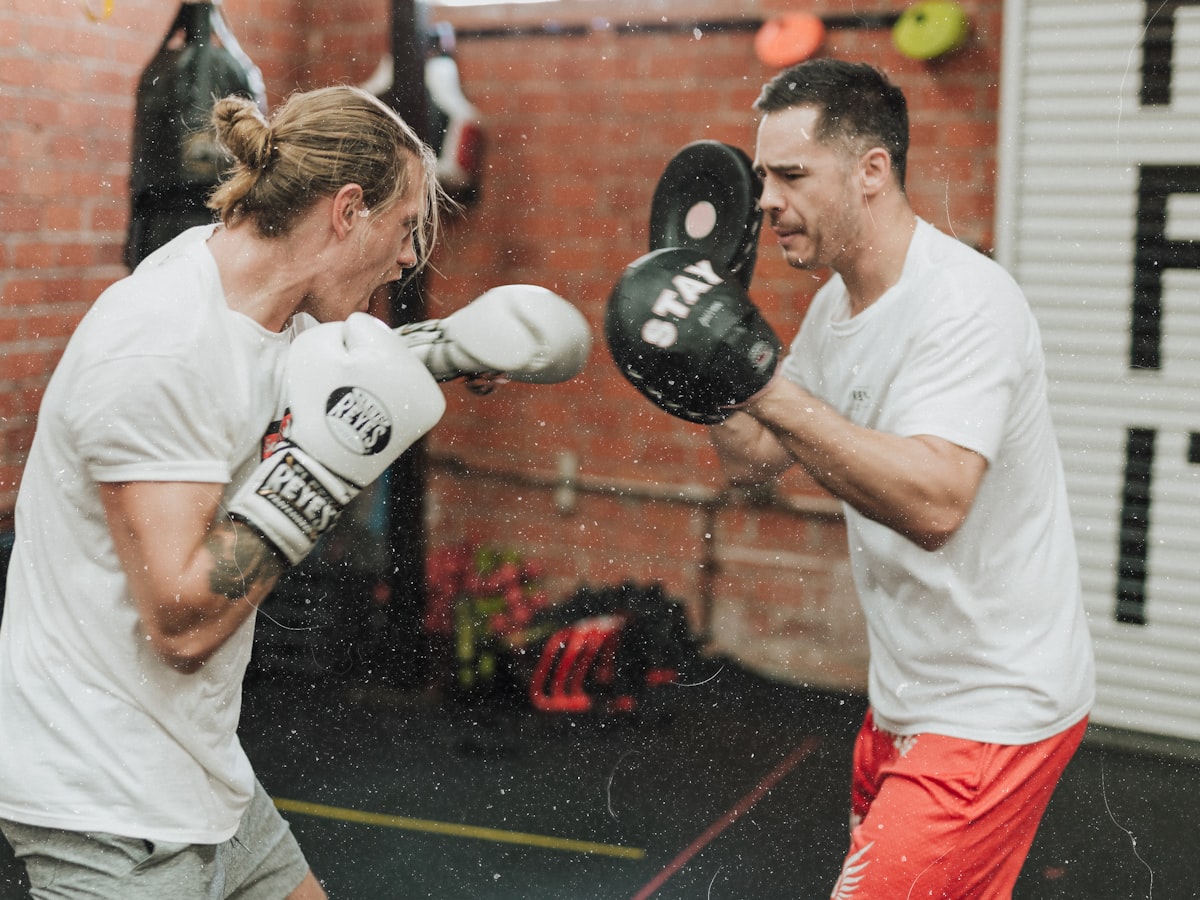 Dois praticantes fazendo sparring dentro de uma academia